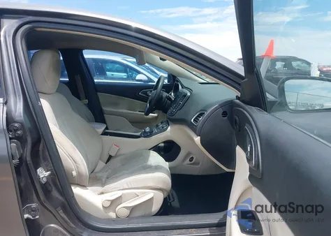 2015 Chrysler 200 Lx z USA, uszkodzony, nr VIN 1C3CCCFB5FN588802